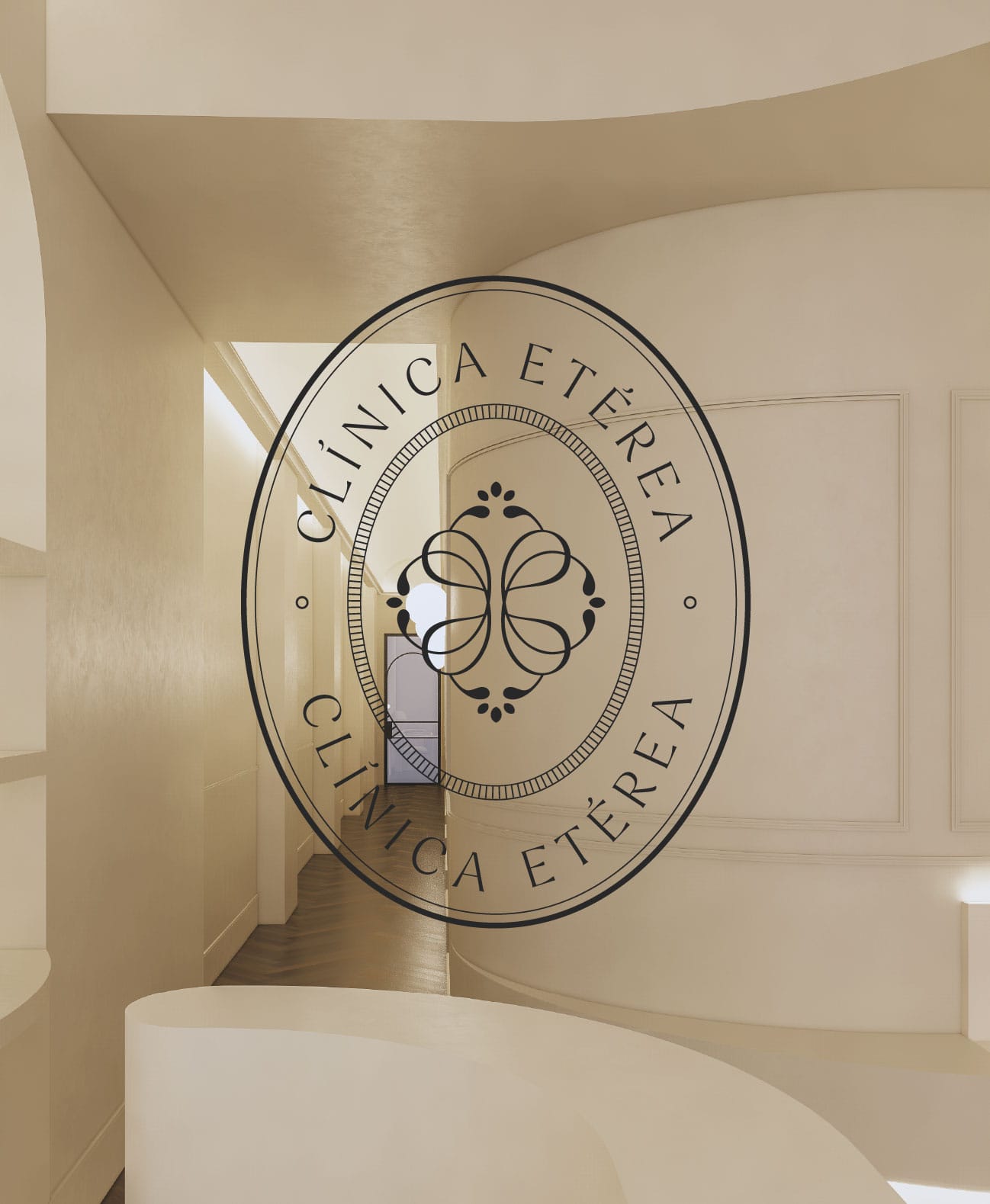 Vista del acceso a Clínica Etérea con el logotipo grabado en cristal, símbolo de elegancia y profesionalidad.