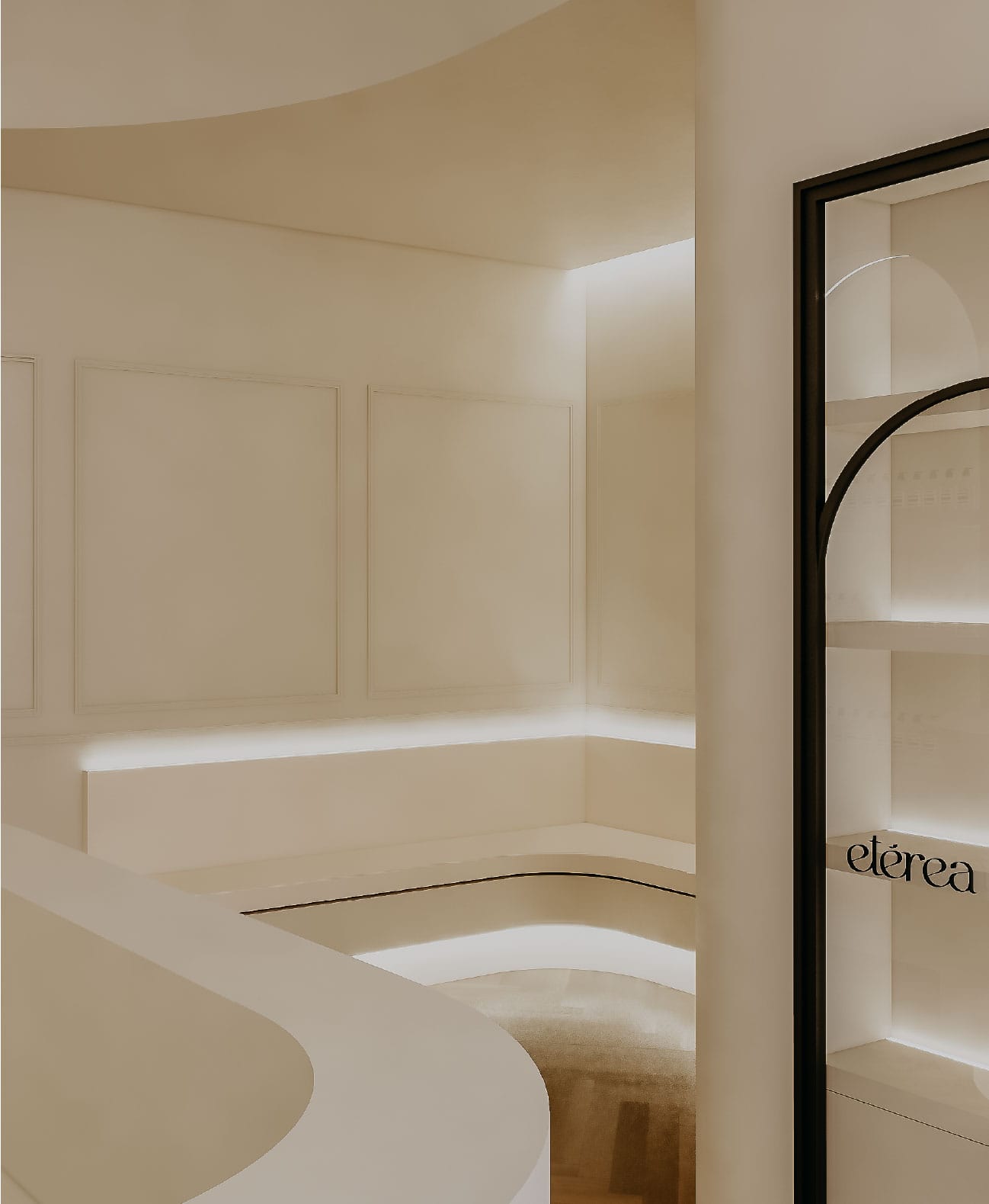 Diseño arquitectónico interior de Clínica Etérea con iluminación cálida y curvas suaves que evocan serenidad y equilibrio.