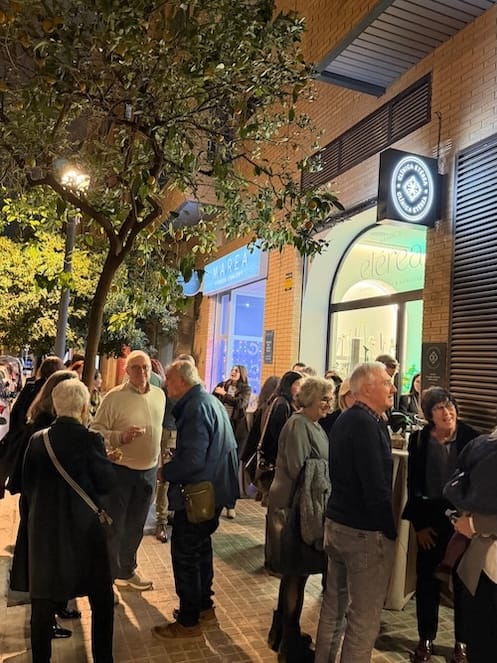 Asistentes celebrando la Inauguración Clínica Etérea Valencia en Patraix