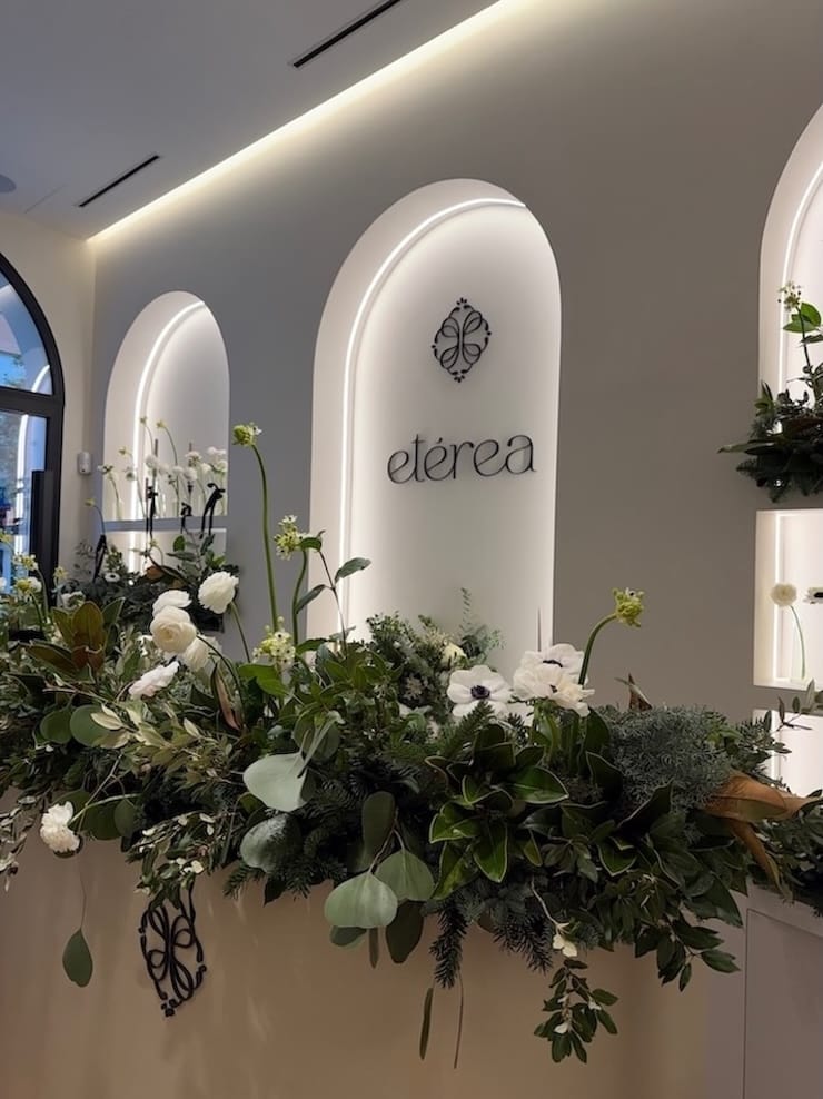 Logotipo de Clínica Etérea en Valencia rodeado de decoración floral natural de A flor de Piel.