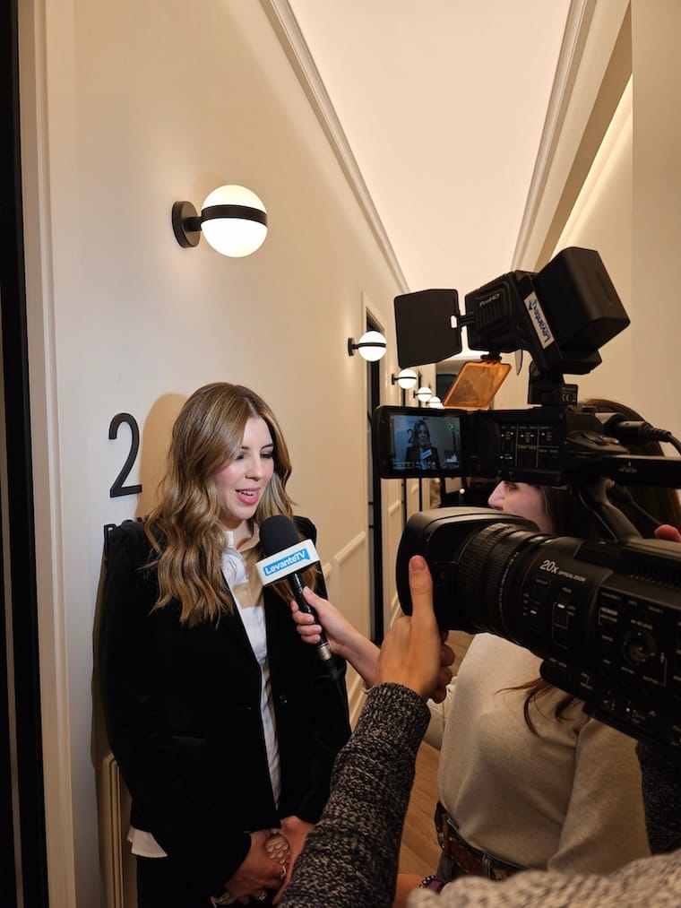 La Dra. Alexandra Murillo en entrevista exclusiva con Levante TV durante la apertura de su clínica en Valencia.