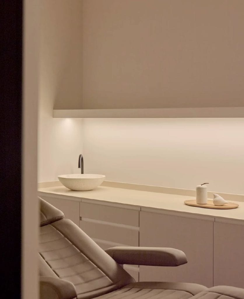 Box de tratamiento de medicina capilar en Clínica Etérea Valencia con instalaciones modernas y ambiente cálido.