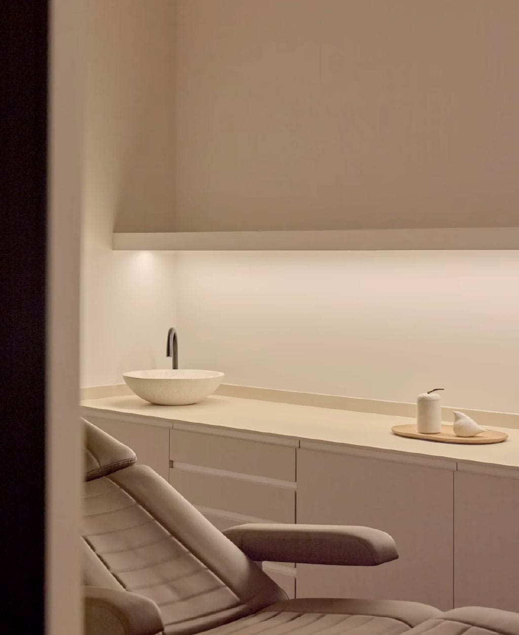 Box de tratamiento de medicina capilar en Clínica Etérea Valencia con instalaciones modernas y ambiente cálido.