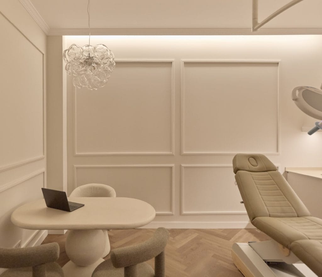 Consulta médica en Clínica Etérea en Valencia para valoración personalizada de tratamientos de medicina estética facial.