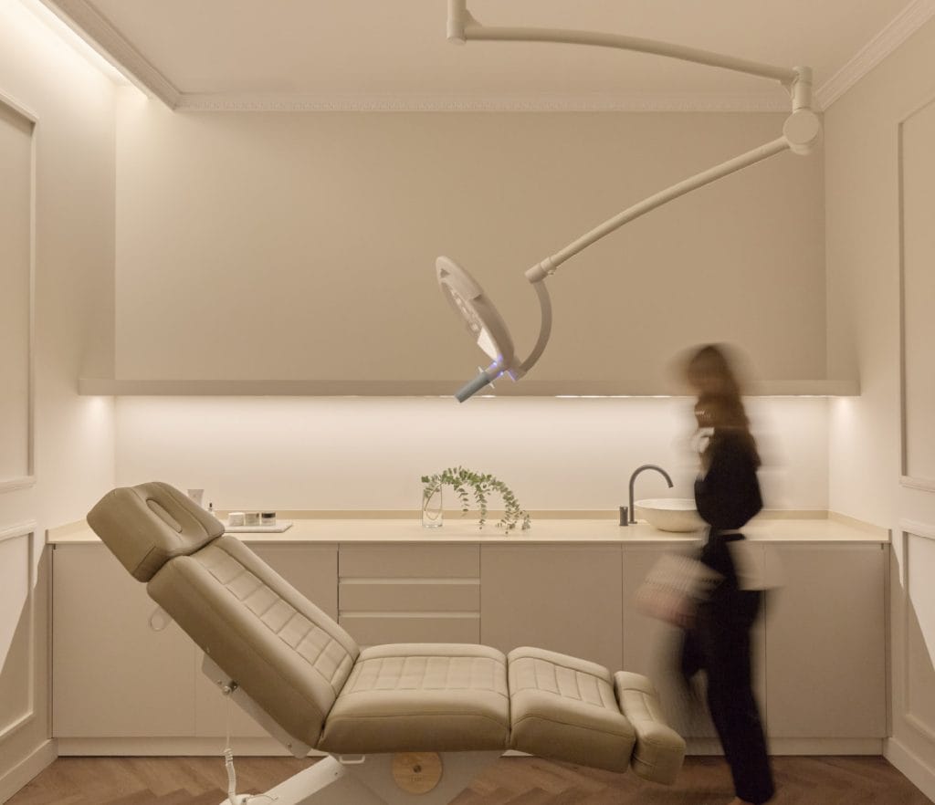Sala de tratamiento en Clínica Etérea Valencia preparada para procedimientos de medicina estética facial avanzada.