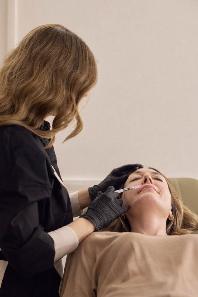 Doctora realizando aumento e hidratación de labios con ácido hialurónico en Clínica Etérea, Valencia.