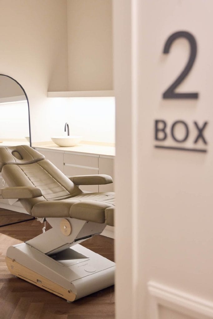 Box de tratamiento para láser médico facial en Clínica Etérea, Valencia.