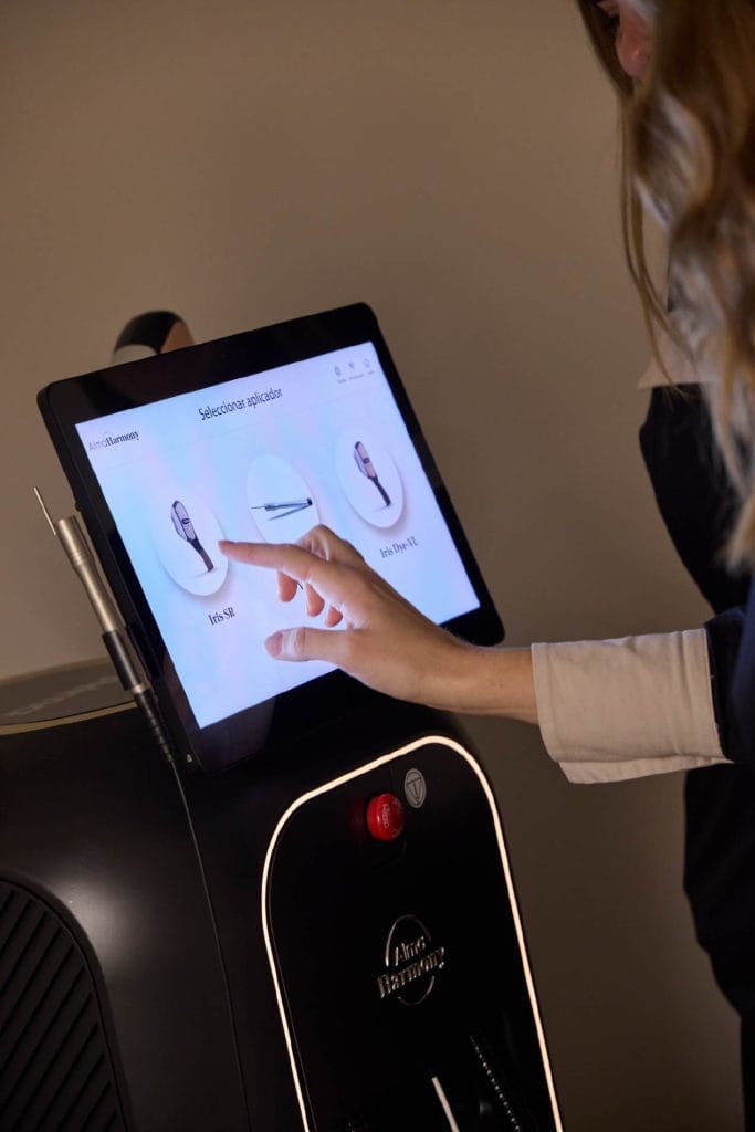 Pantalla de equipo Alma Harmony para tratamiento de Láser IPL y Láser Ablativo en Clínica Etérea Valencia.