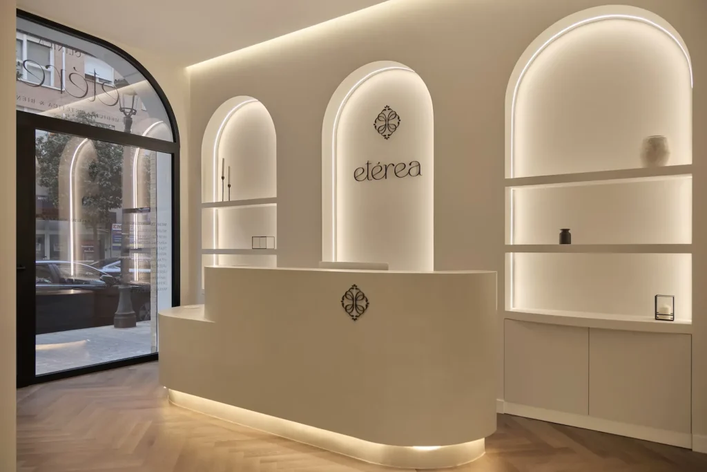 Recepción de Clínica Etérea, clínica de medicina estética en Valencia especializada en armonización facial y tratamientos médicos personalizados.